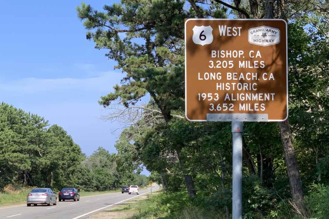 Strassenschild in braun am hiesigen Highway, das die Distanz auf der Route 6 von Provincetown quer durch dir USA nach Long Beach, Kalifornien mit 3652 Meilen angibt